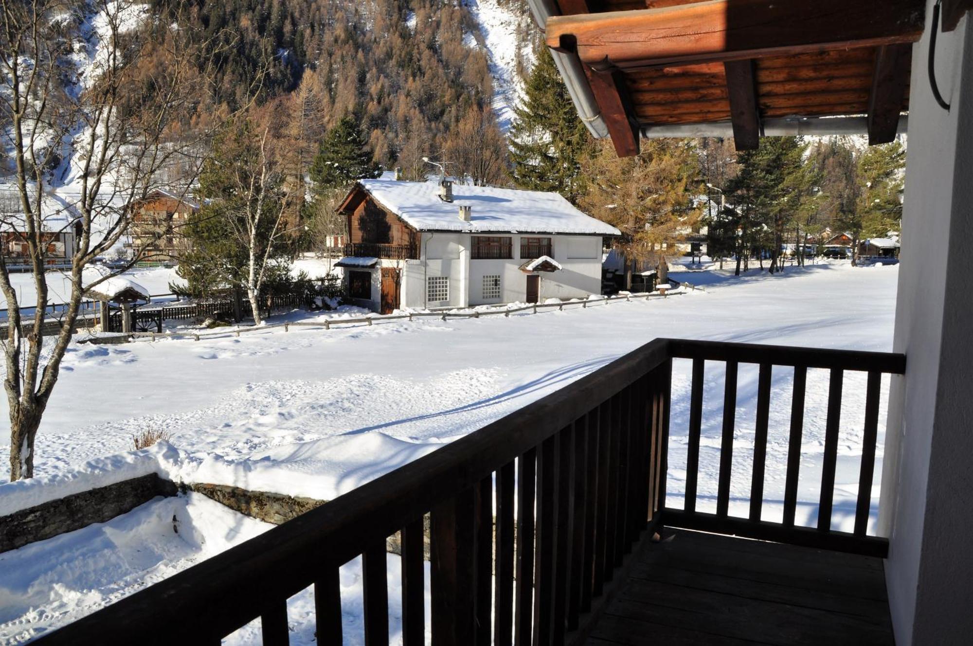 Flora Alpina Apartments-Residenza Verdebjo Gressoney-Saint-Jean Bagian luar foto